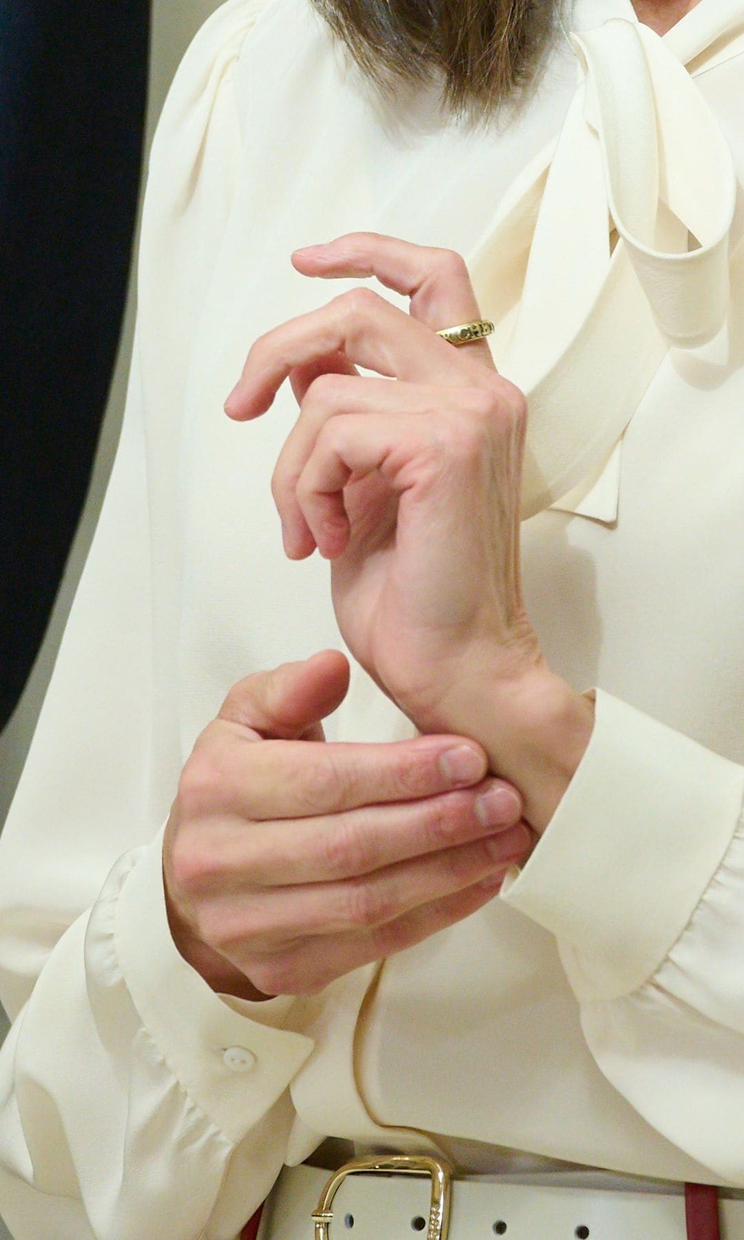 Detalle de las manos de la reina Letizia de España, durante la entrega de los Premios Nacionales del Deporte 2022 en el Palacio de El Pardo el 04 de abril de 2024 en Madrid, España