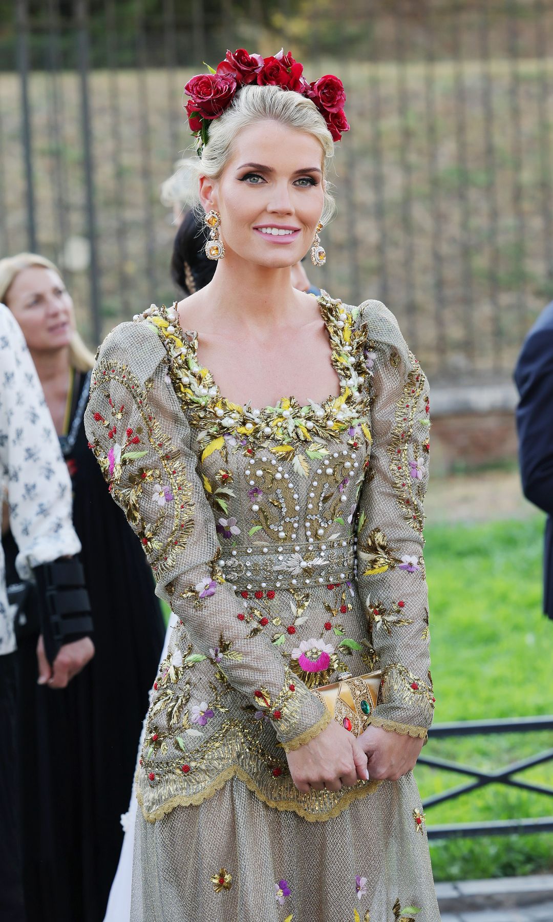 Lady Kitty Spencer en el desfile de Dolce & Gabbana Alta Moda en el Foro Romano, en Roma