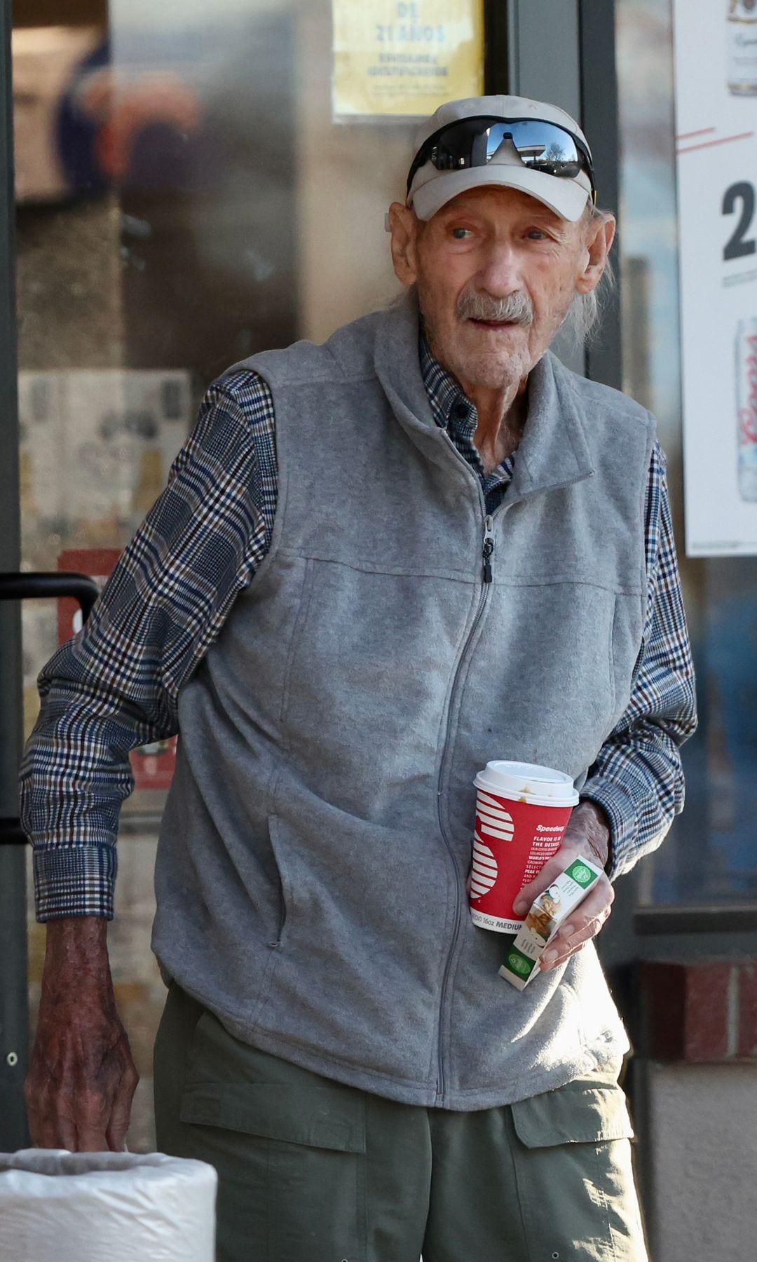 Una de las últimas imágenes de Gene Hackman caminando por Santa Fe,