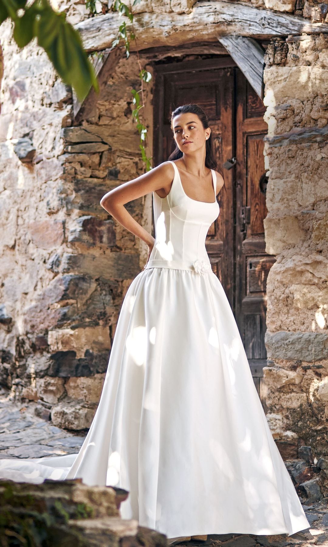 En equilibrio: hay cortes clásicos que enamoran, como el de Reika, un vestido con volumen, elaborado en crepé bielástico y con falda confeccionada en mikado, tirantes, escote cuadrado y espalda abierta