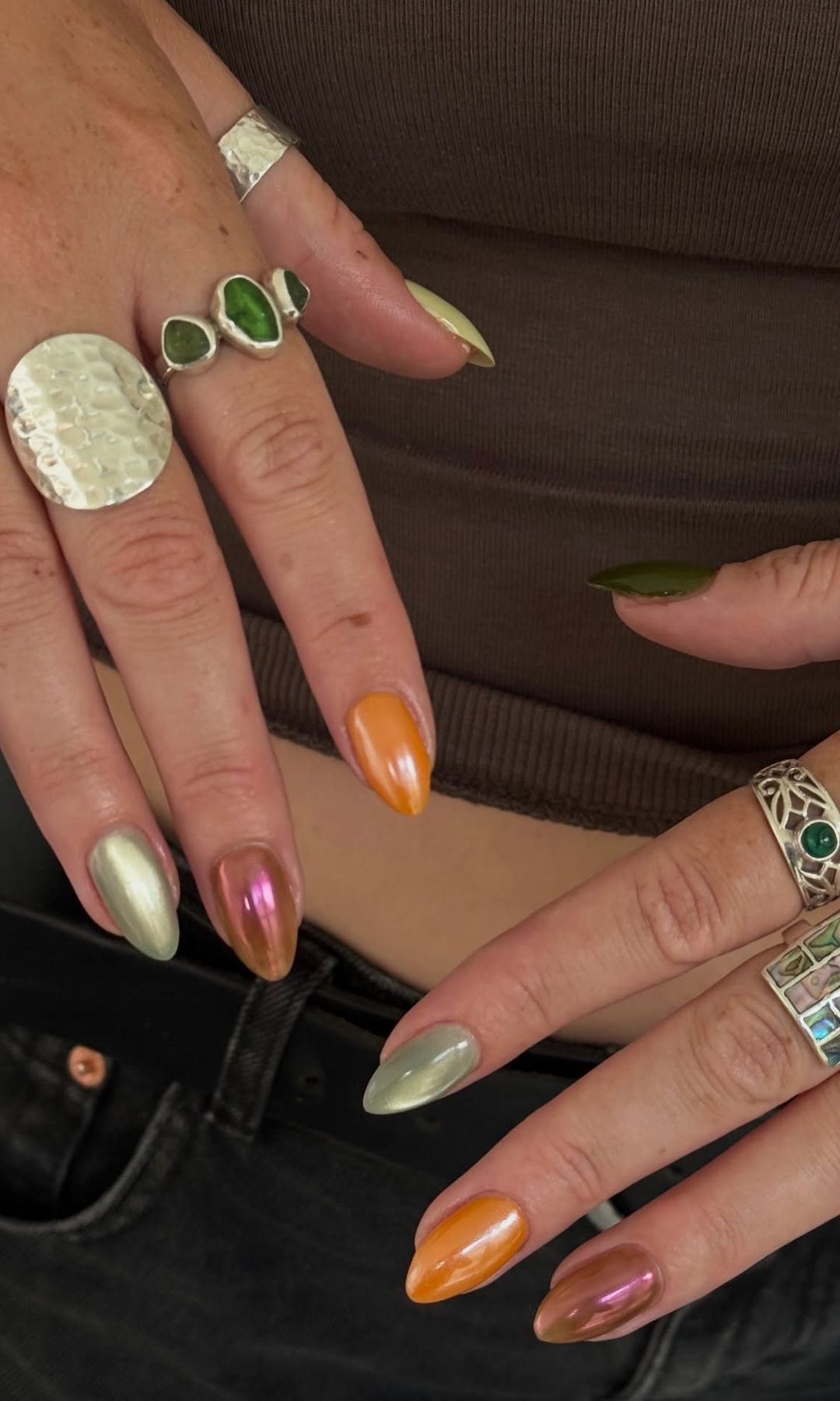 Manicura cromada en varios tonos
