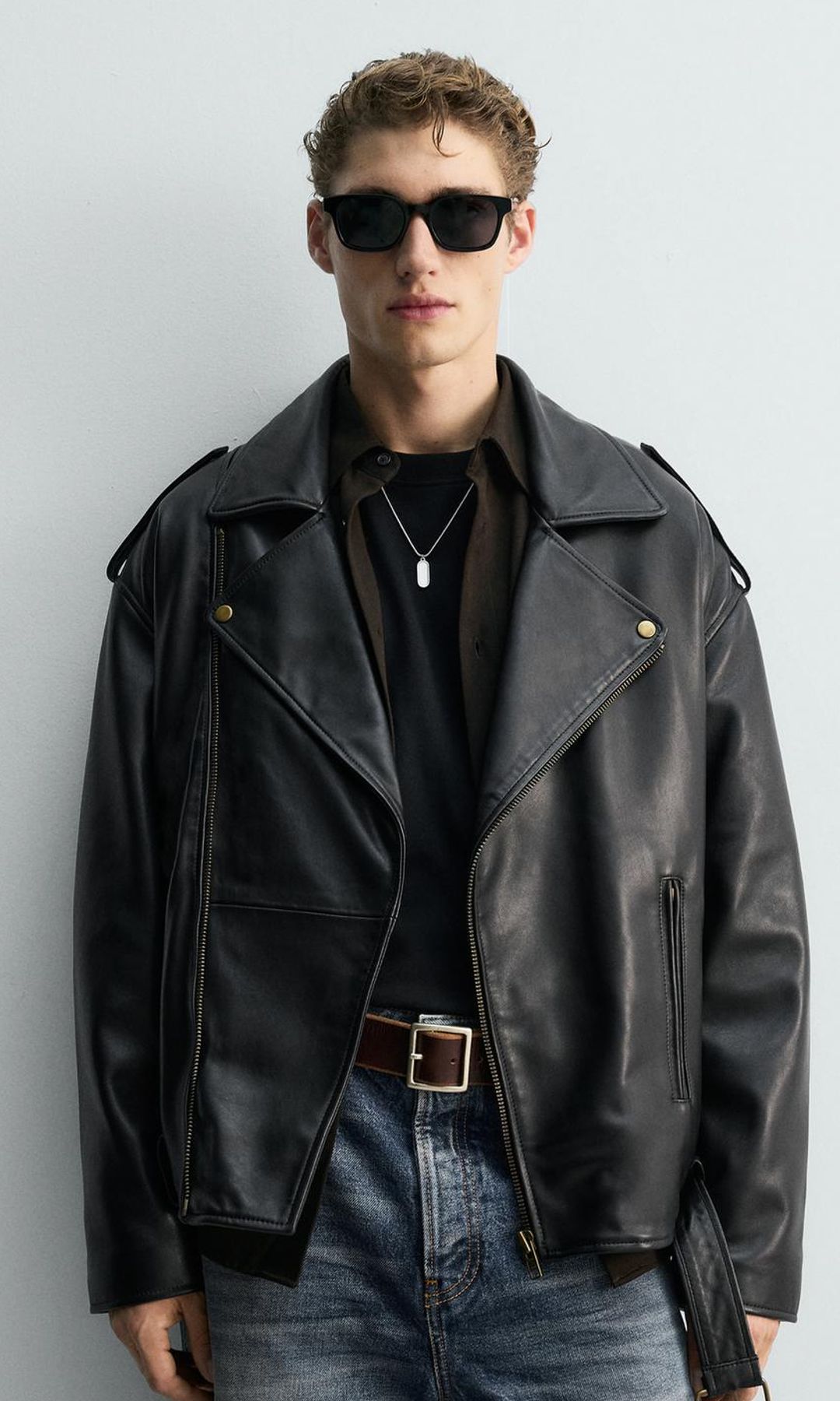 Cazadora biker de piel de Zara