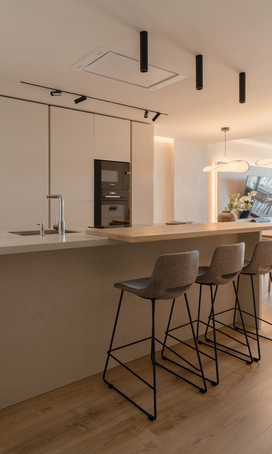 Cocina blanca, cocina con isla, taburetes, focos negros, taburetes