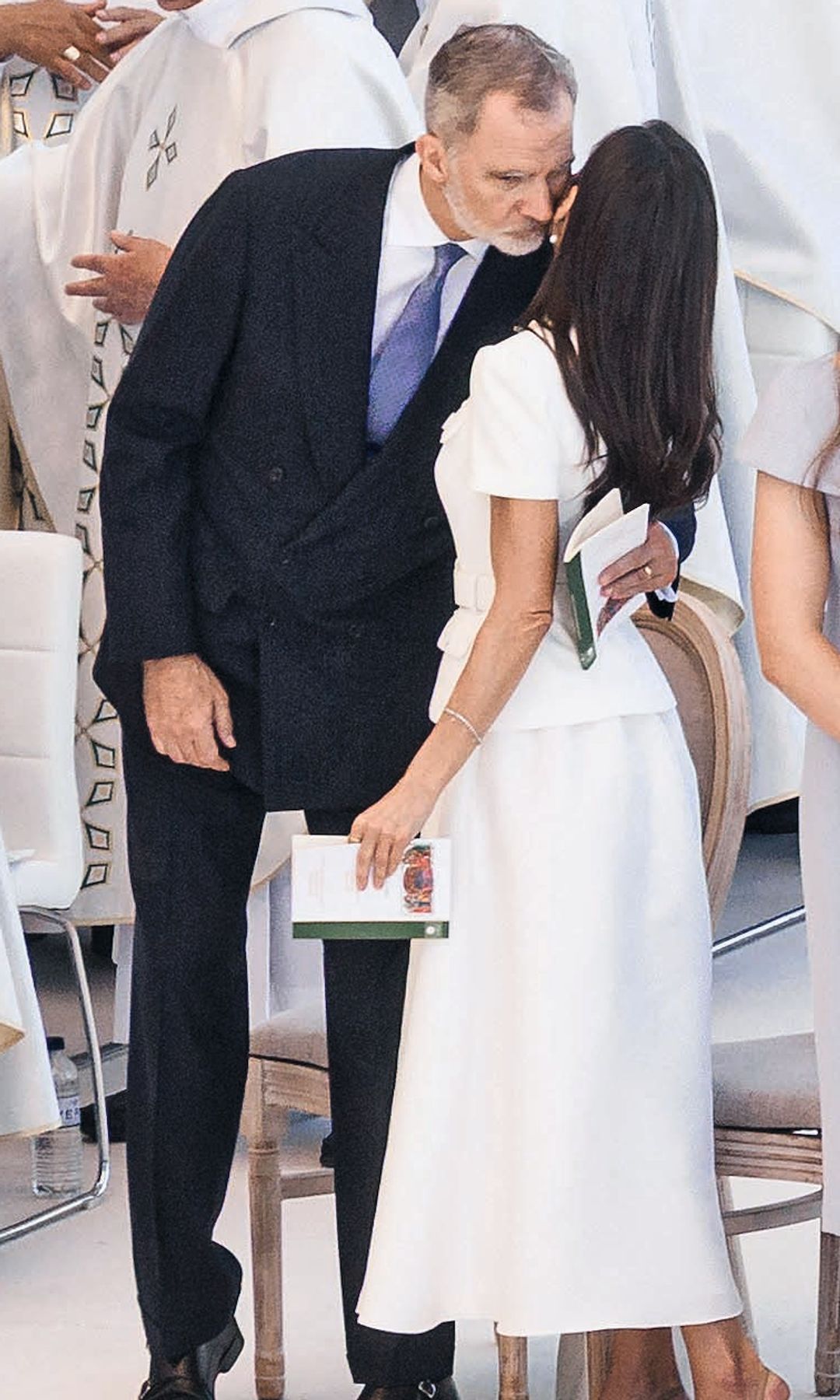 Los Reyes don Felipe y doña Letizia comparten un instante de complicidad durante la celebración litúrgica