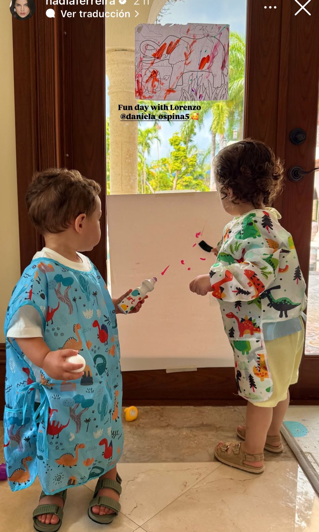 Marquitos y Lorenzo jugando con unas pinturas