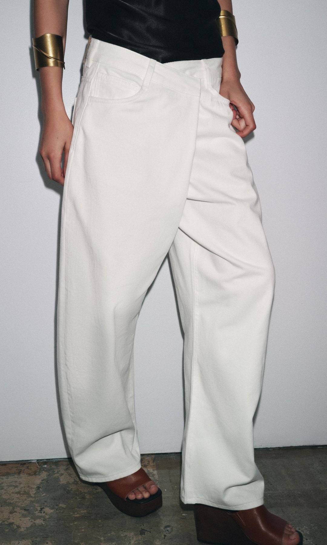 Pantalón vaquero blanco con pliegue en la cintura