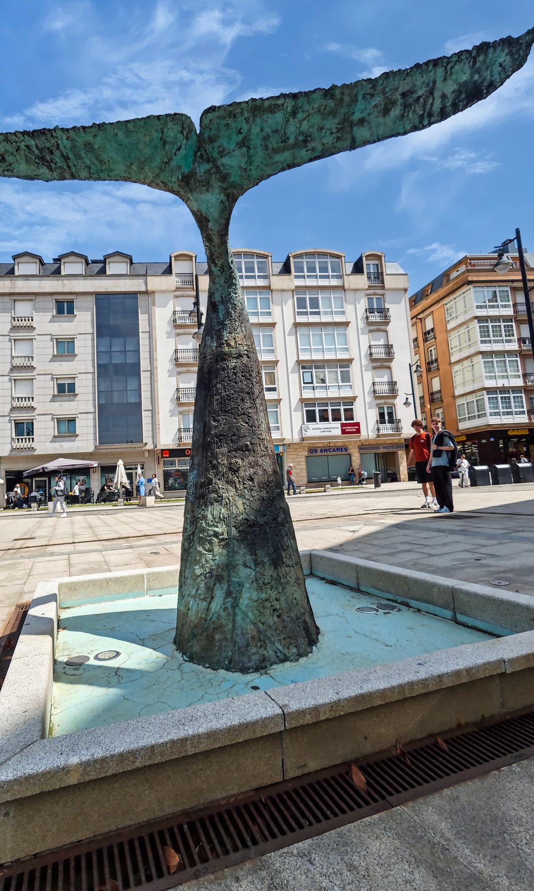 Cola de ballena esculpida por Miguel Couto en la villa de Cee, A Coruña