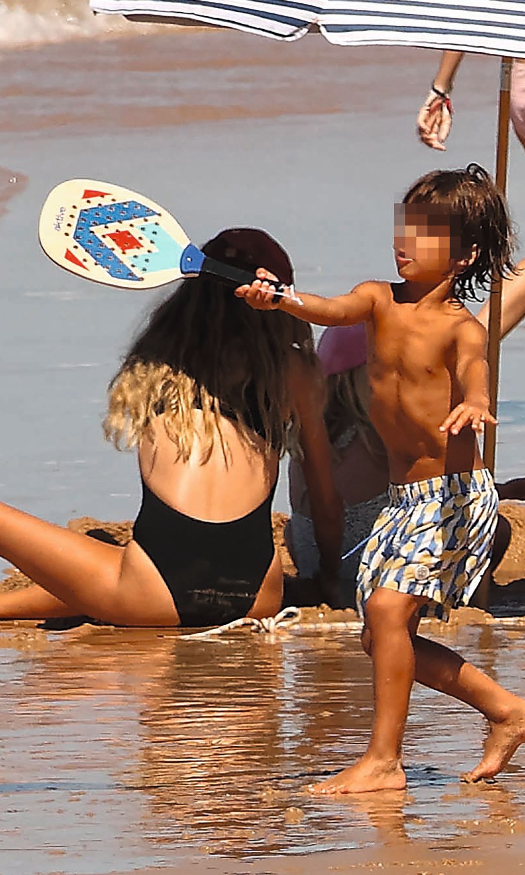 Feliciano López y Sandra Gago disfrutan con sus dos hijos de las playas de Cádiz