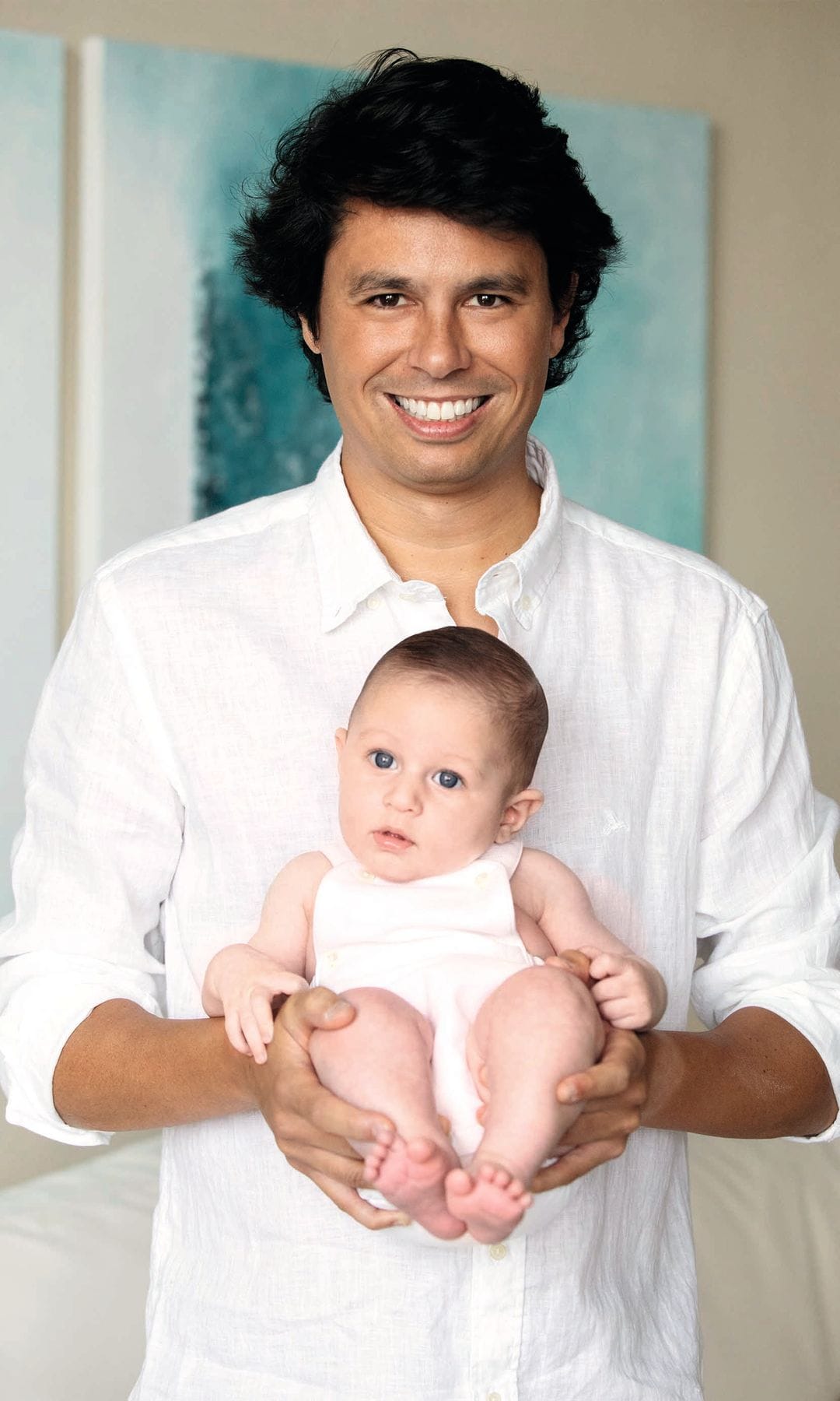 Álvaro, mostrando a su bebé, Nicolás