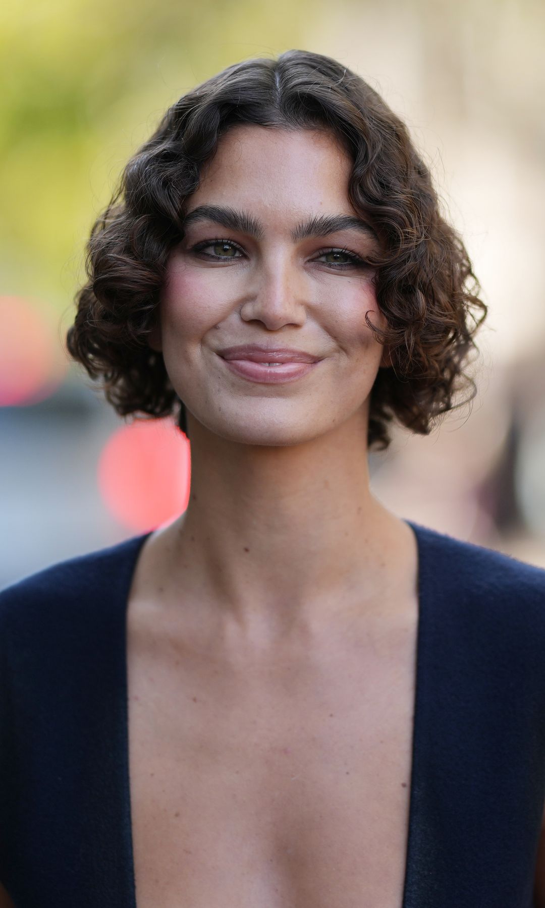 Mujer con pelo muy corto y a capas