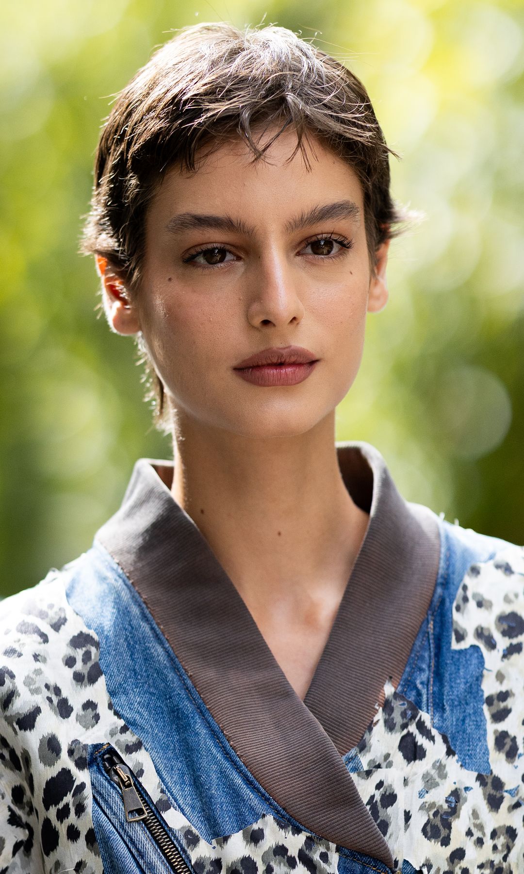 Mujer con pelo corto 