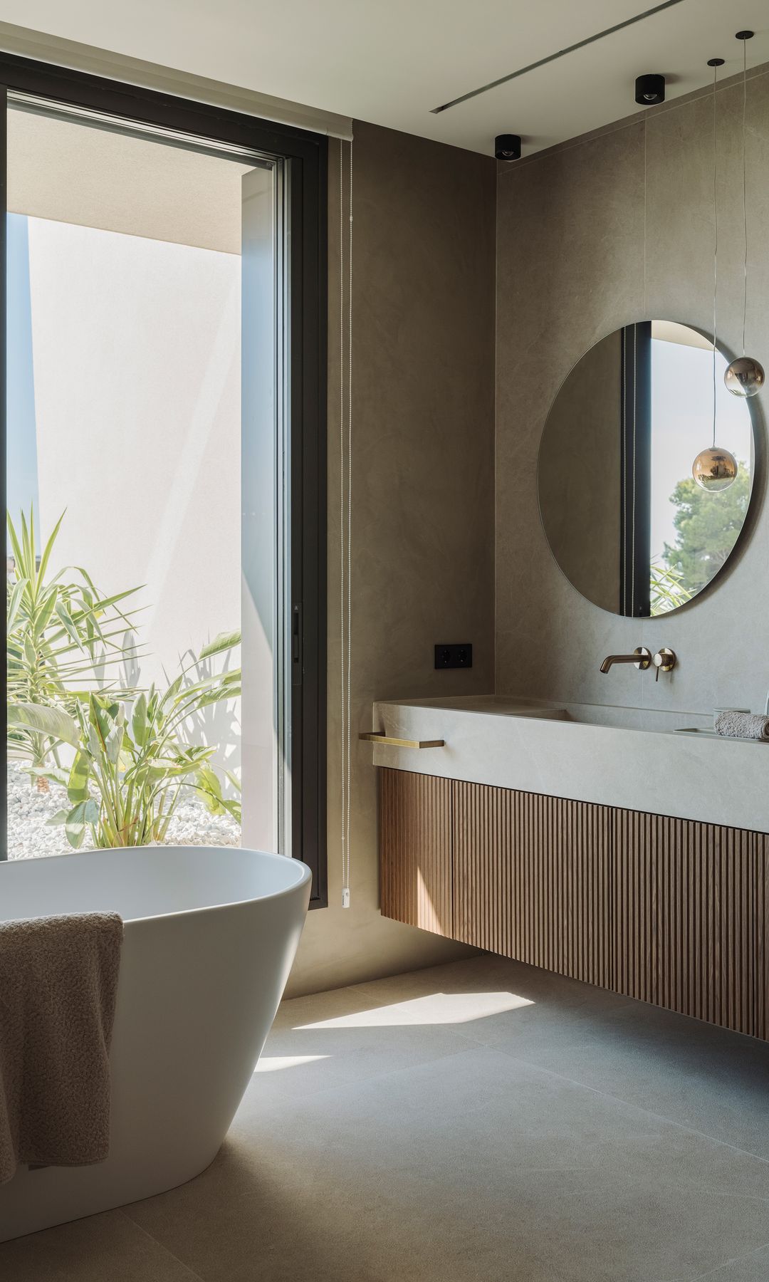 Baño conectado con el exterior a través de un gran ventanal