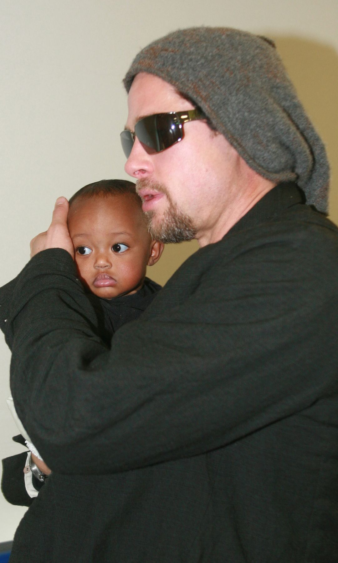 Brad Pitt, con su hija Zahara en brazos poco después de adoptarla junto a Angelina Jolie