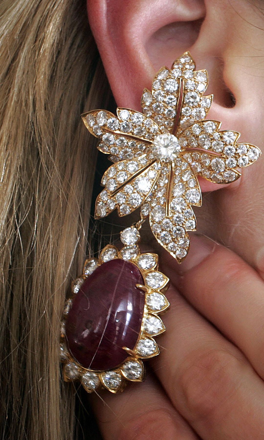 Los pendientes que Aristóteles Onassis regaló a Jackie Kennedy por su boda, subastados en 2006