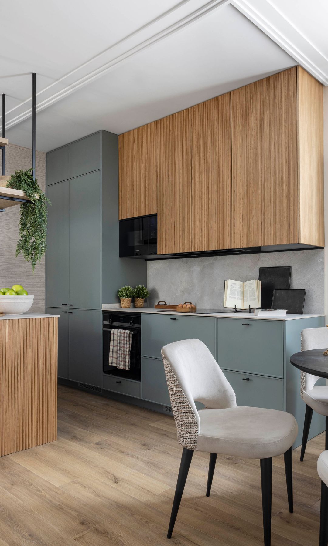 Cocina con comedor con muebles de madera y gris, molduras techo 