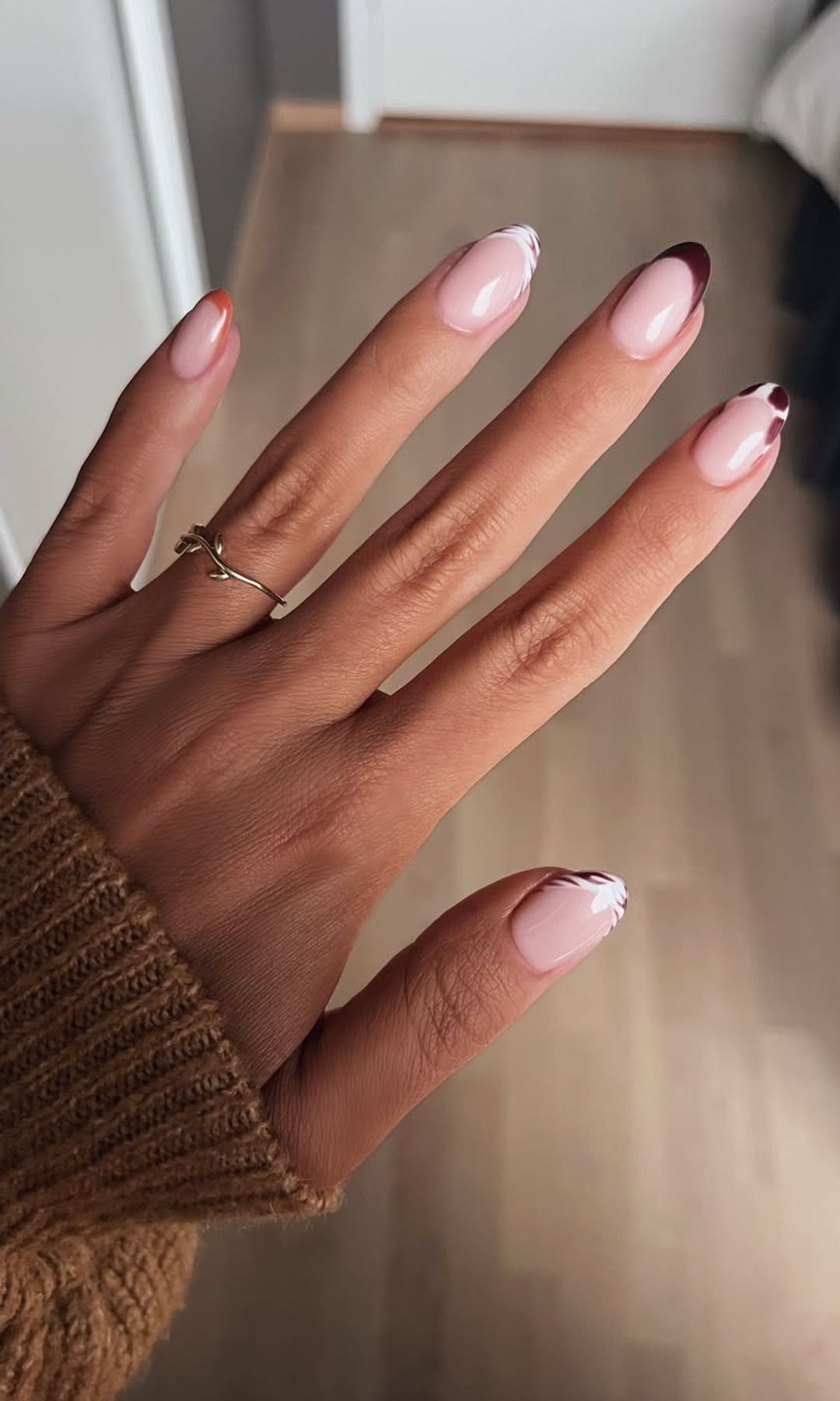 Manicura francesa con estampados animales y colores cálidos