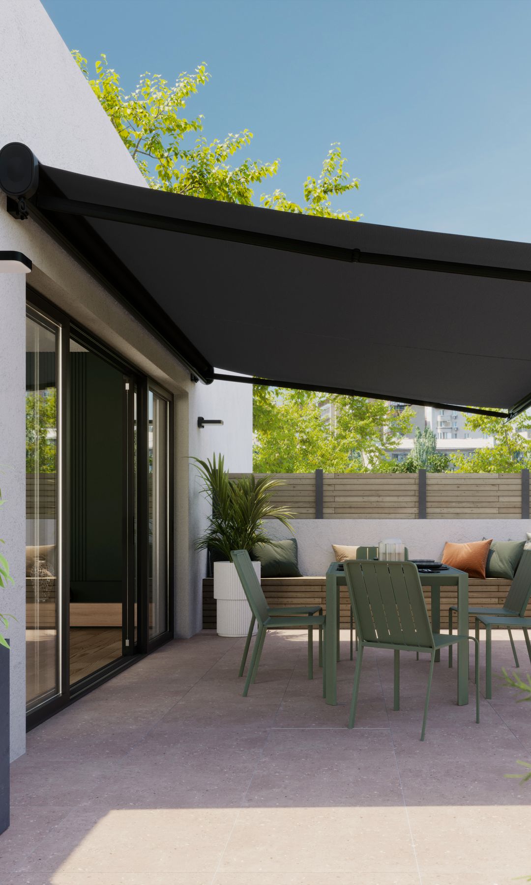 Patio con banco de madera, mesa con sillas y toldo brazo extensible negro 