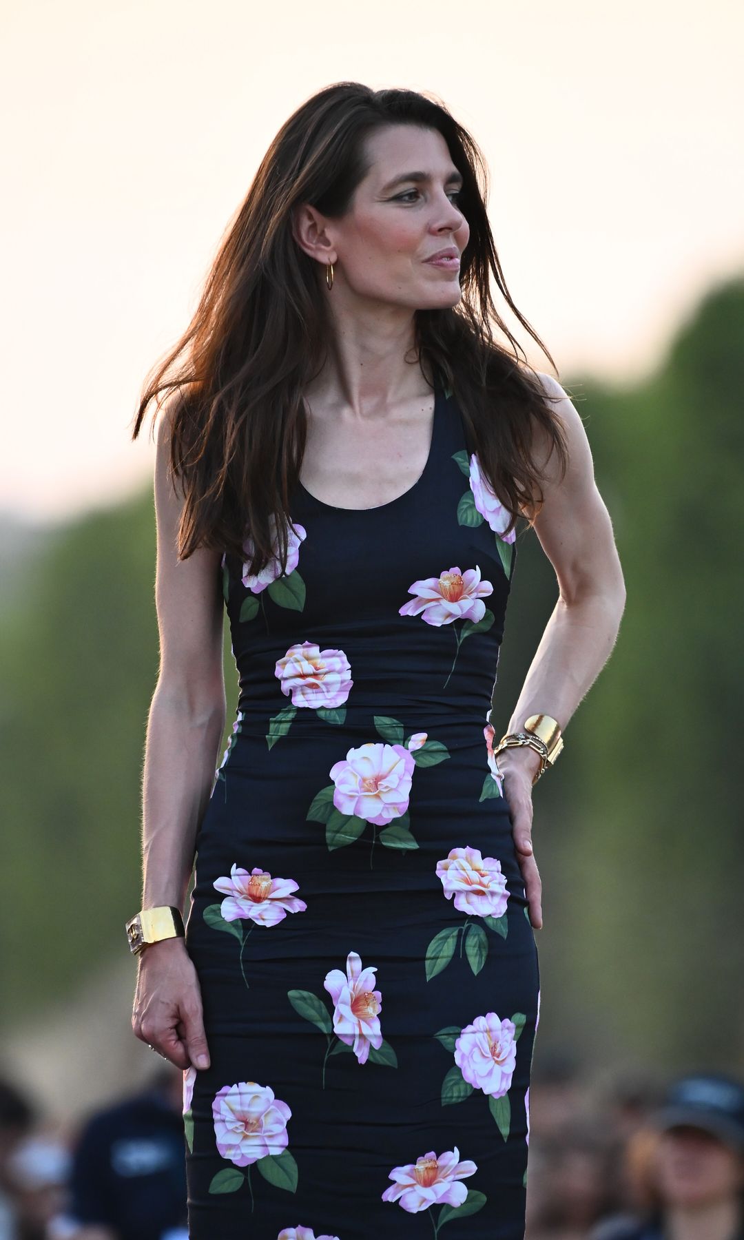Charlotte Casiraghi en París con vestido negro de flores