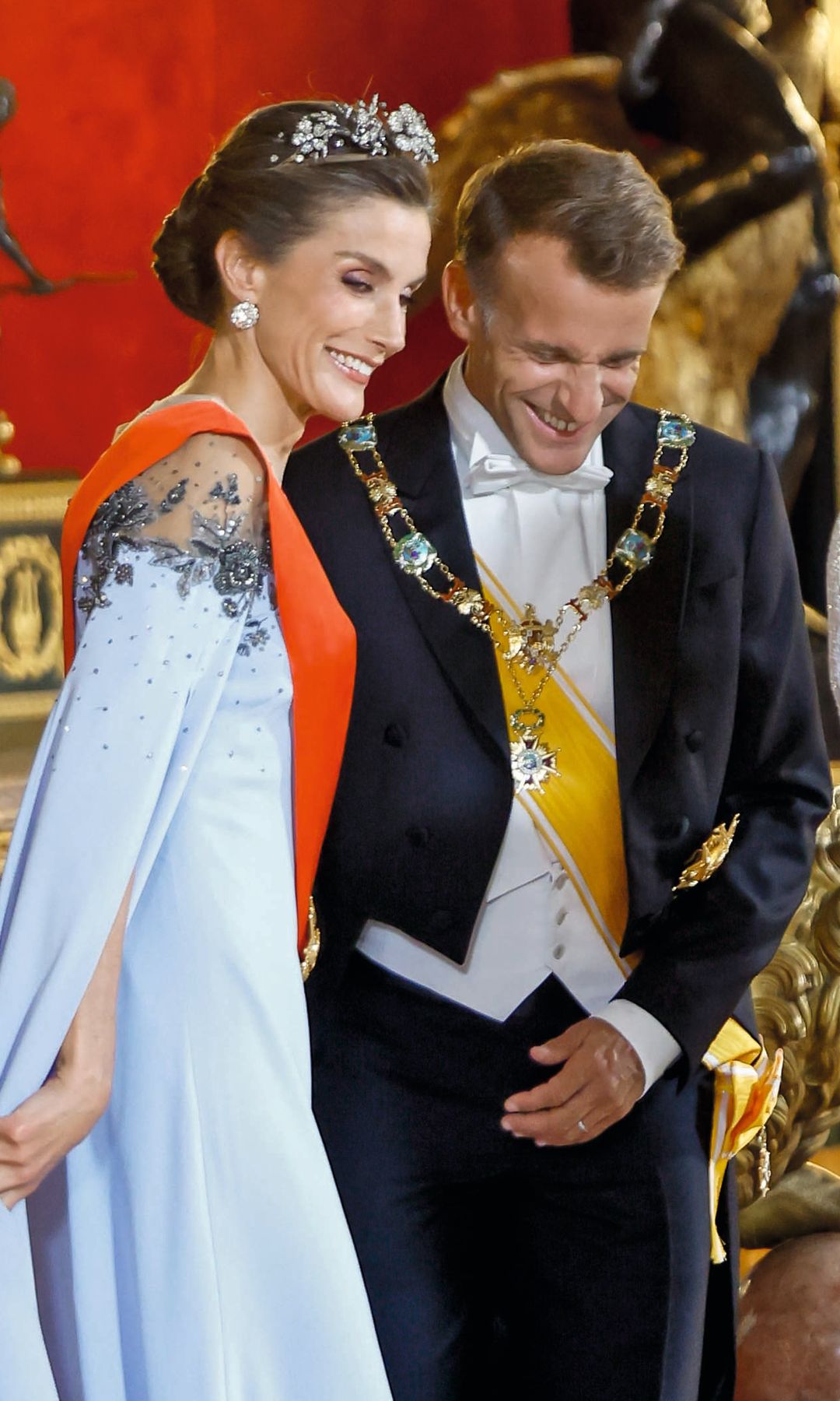 La Reina y Macron en un momento de risas