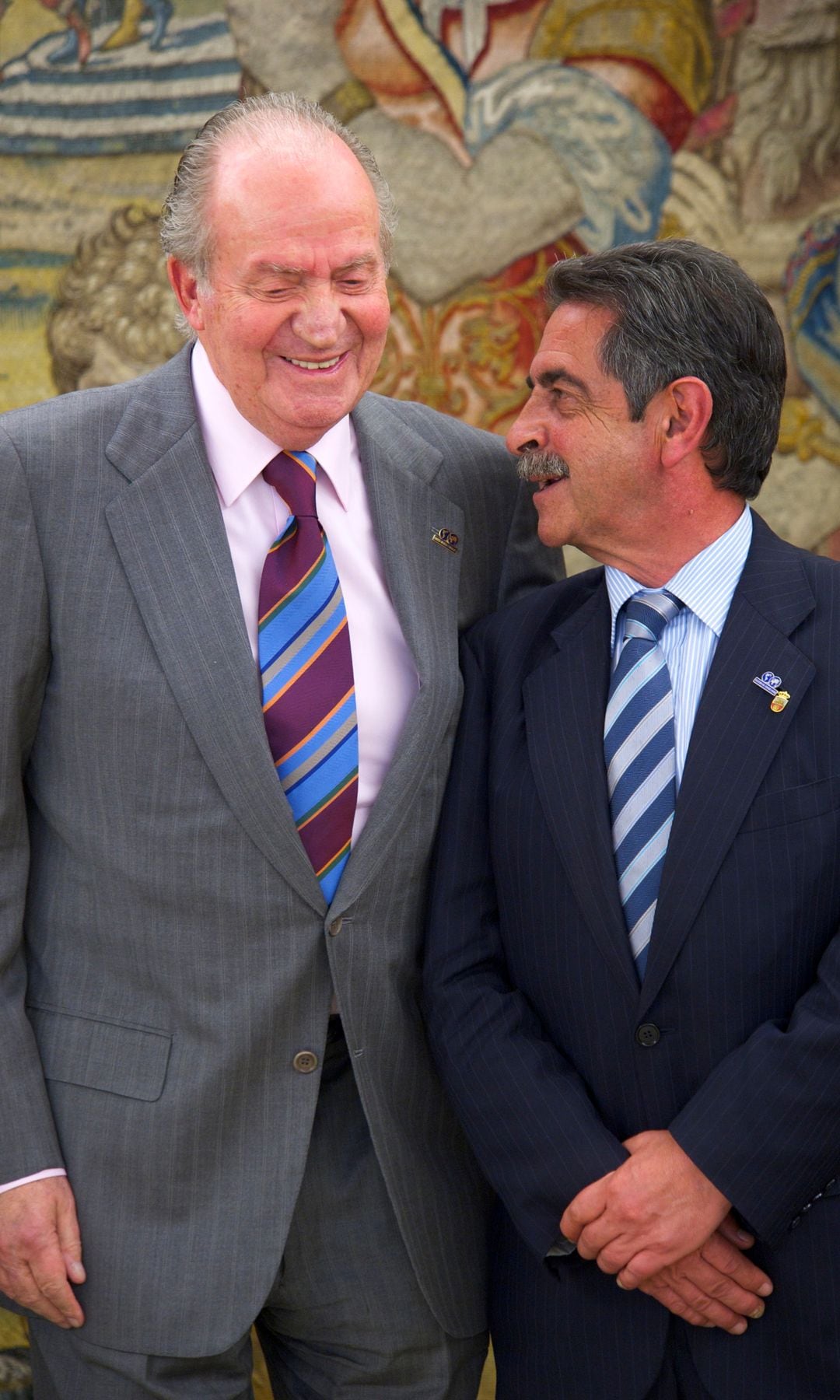 El rey Juan Carlos, muy sonriente con Miguel Ángel Revilla