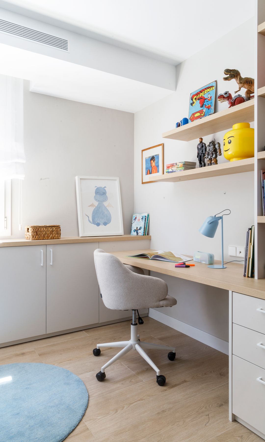 Zona de estudio en dormitorio infantil