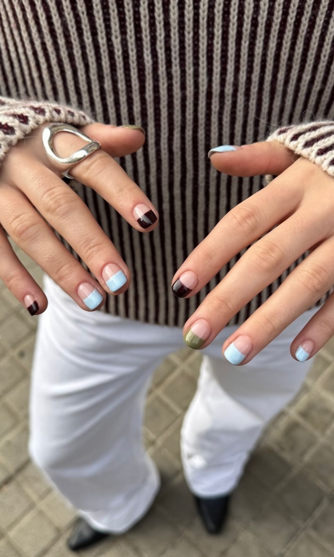 Manicura multicolor a media uña