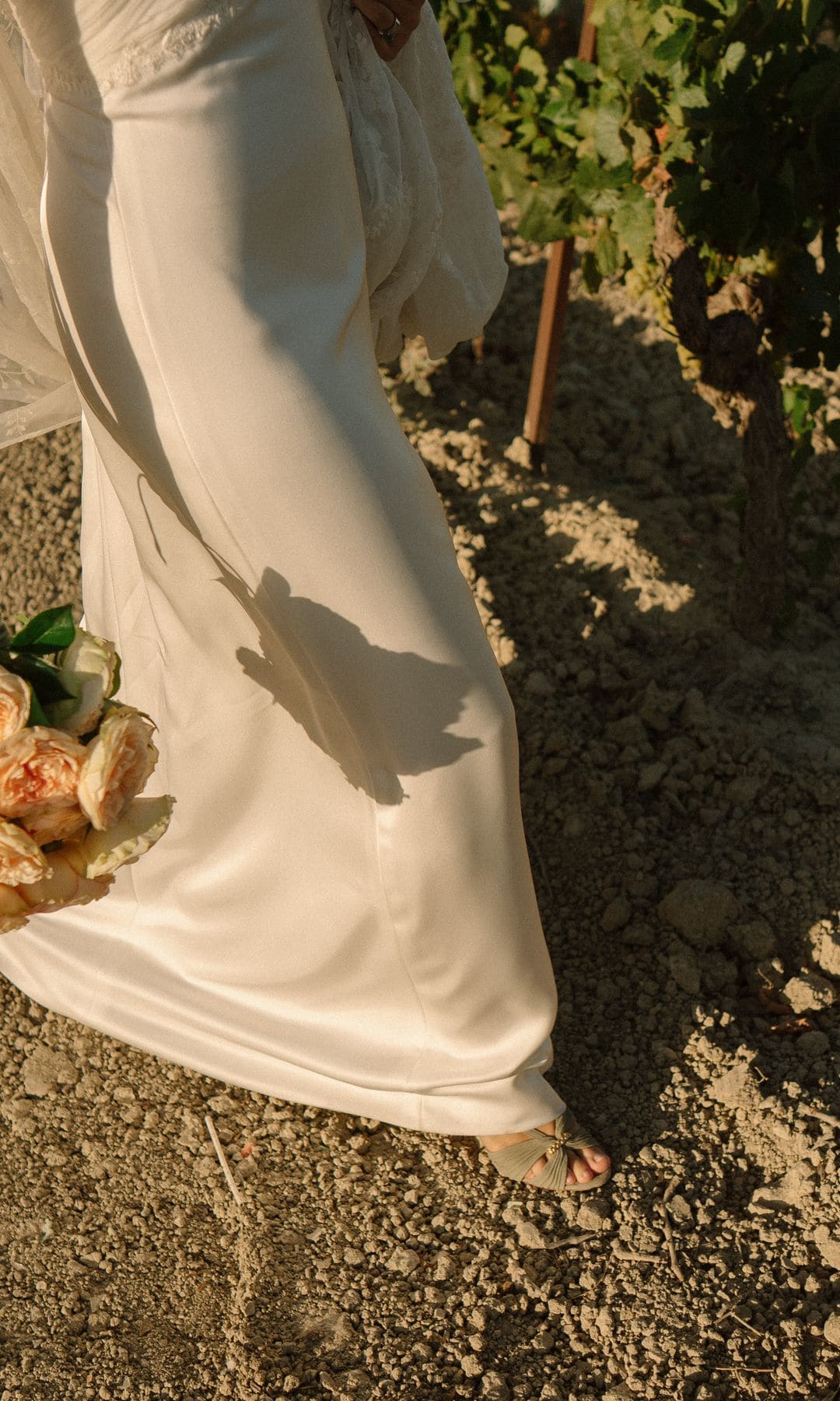 Blanca con vestido de novia convertible de Ana Herrero de Tejada y zapatos de Flor de Asoka