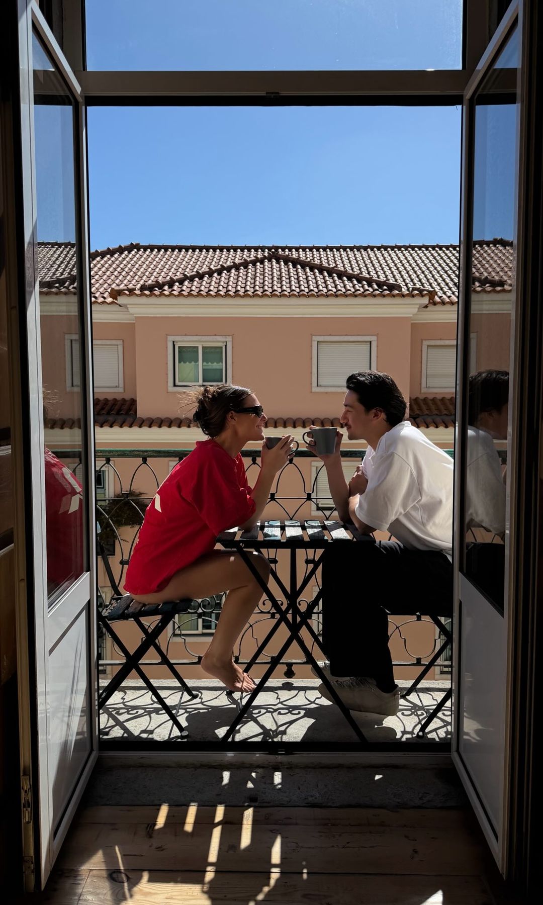 Una pareja tomándose un café en el balcón