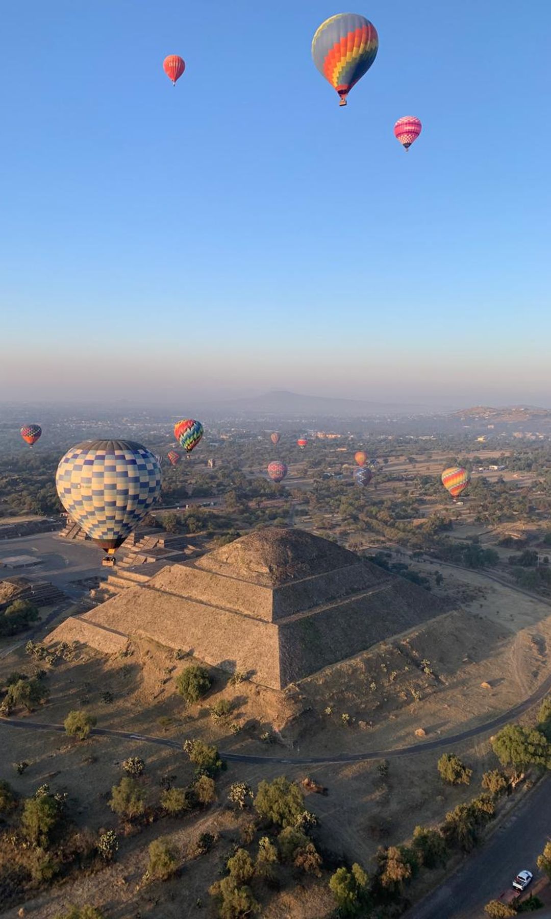La experiencia de sobrevolar en globo las pirámides de Teotihuacán al amanecer.