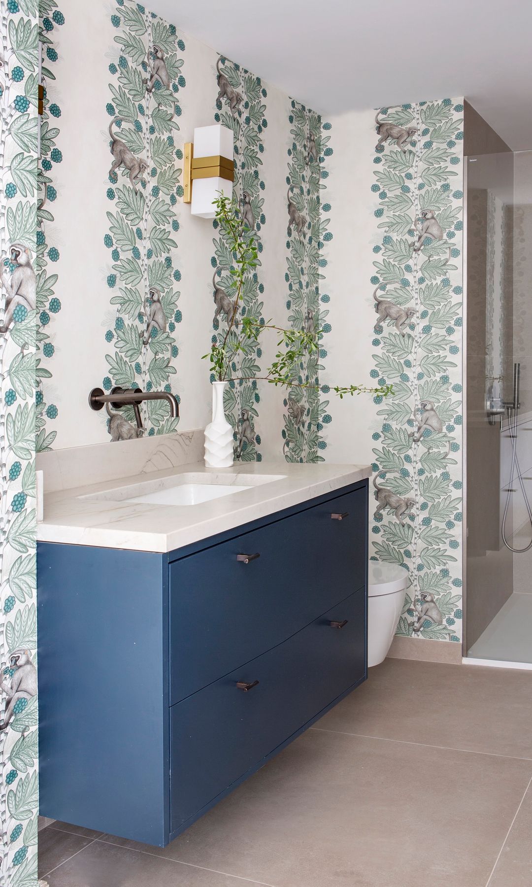 Baño con pared empapelada