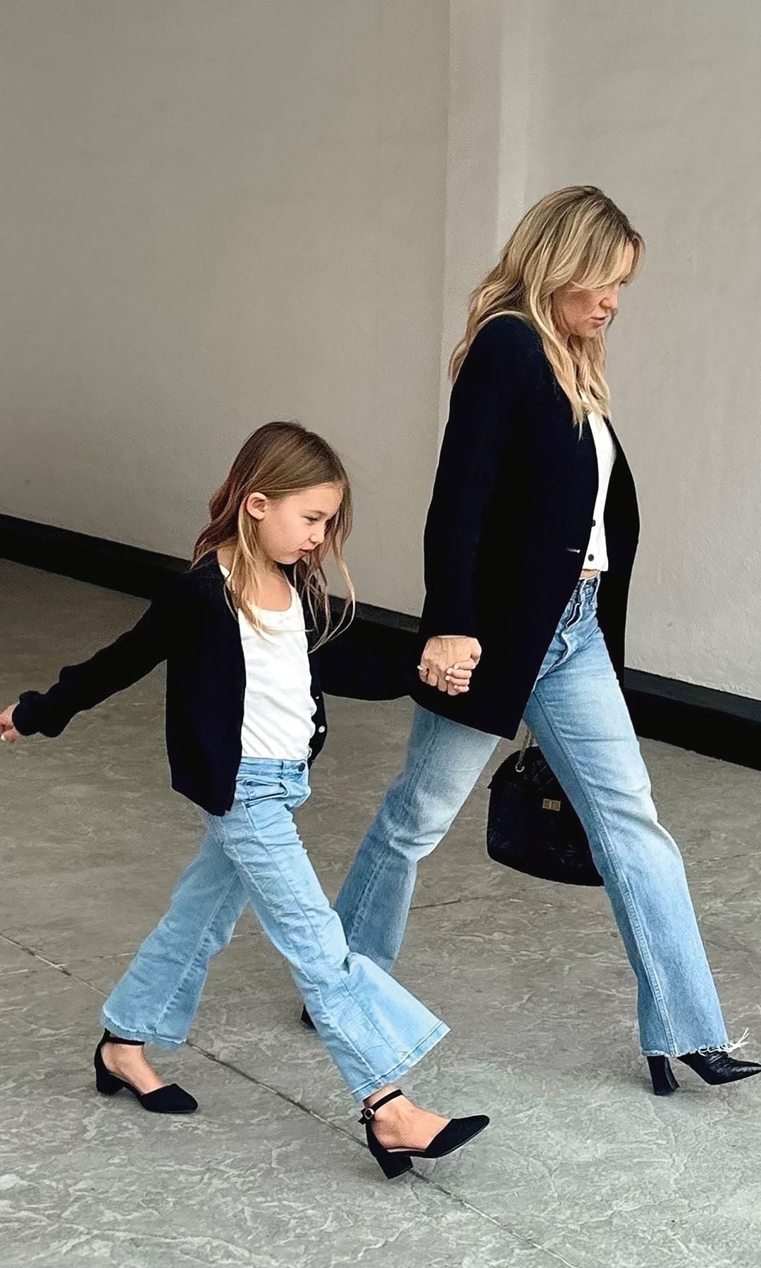 No se puede tener más estilo en una "tarde de chicas". Kate Hudson y su hija, Rani Rose, de siete años, conjuntaron sus "looks" y sorprendieron a todos por su asombroso parecido. La pequeña, con gran soltura, caminaba por las calles como si desfilara por una pasarela