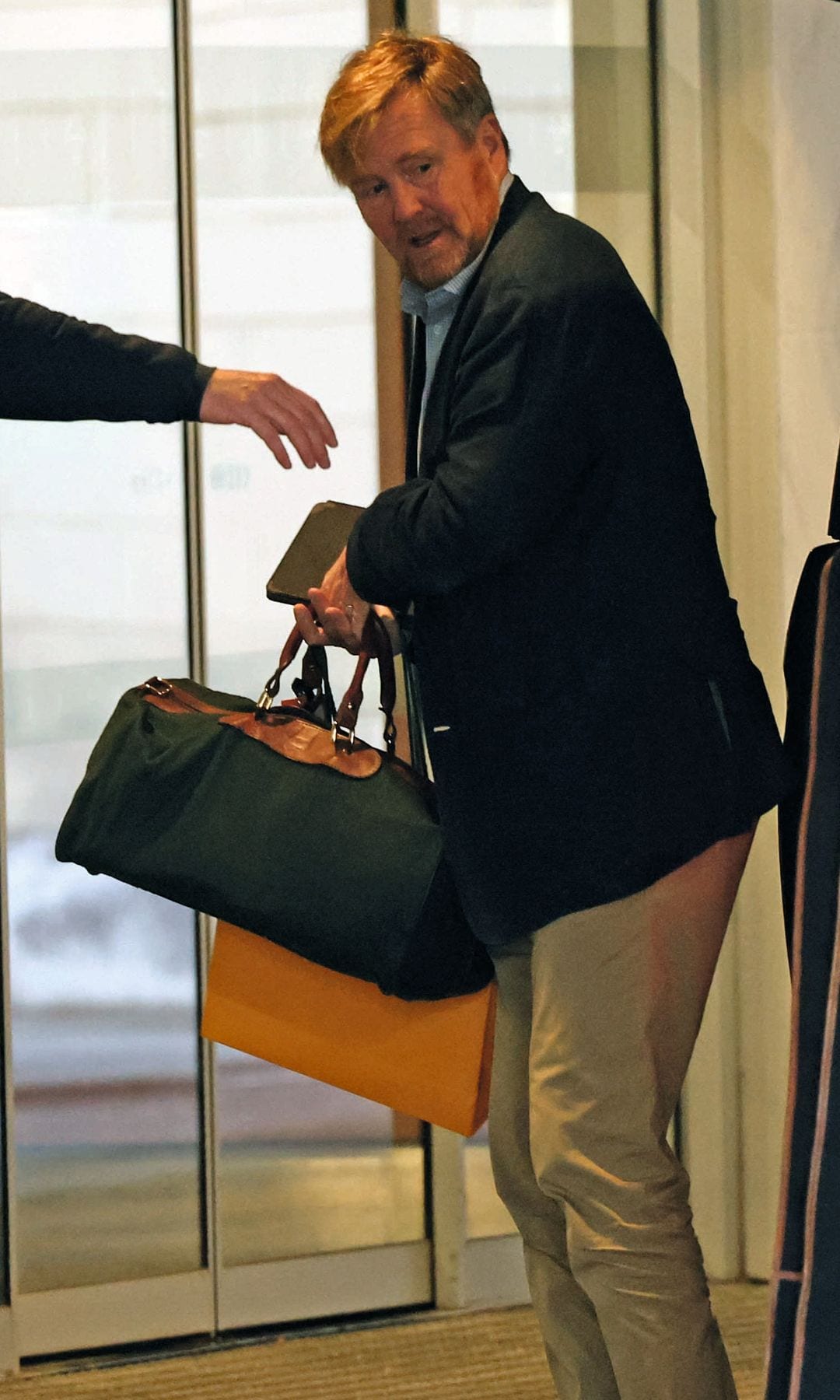 El rey Guillermo de Holanda con bolsas