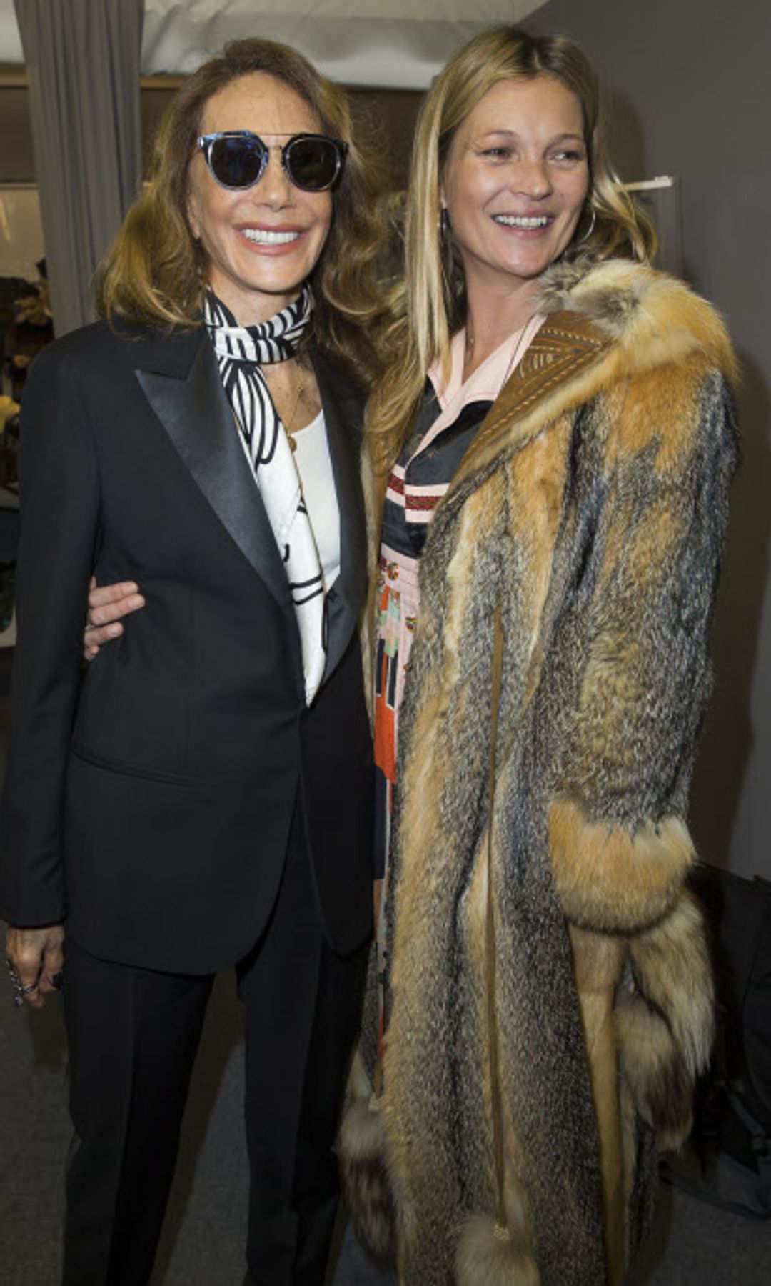 Marisa Berenson y la modelo Kate Moss en el desfile de Louis Vuitton