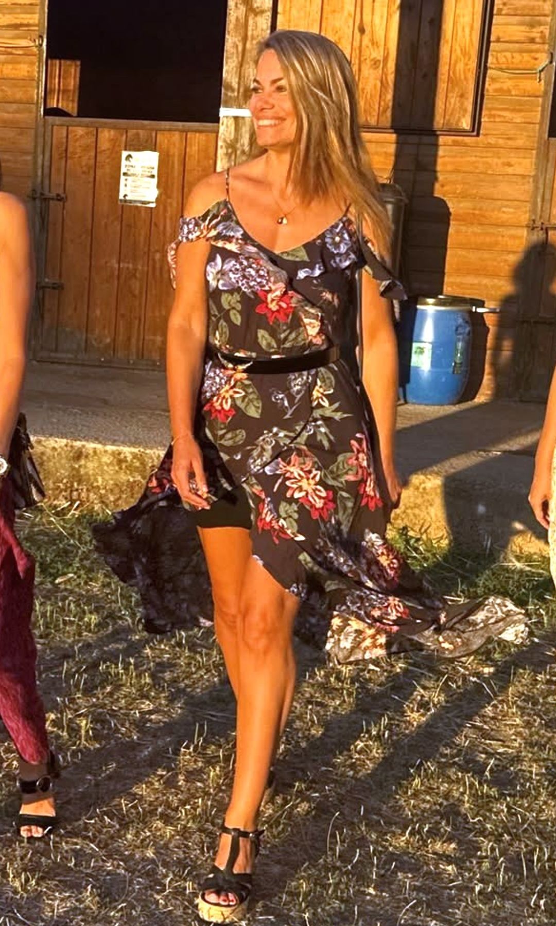 Carla Goyanes encuentra el look perfecto para una escapada de verano con amigas: vestido floral y las cuñas que estilizan sin renunciar a la comodidad