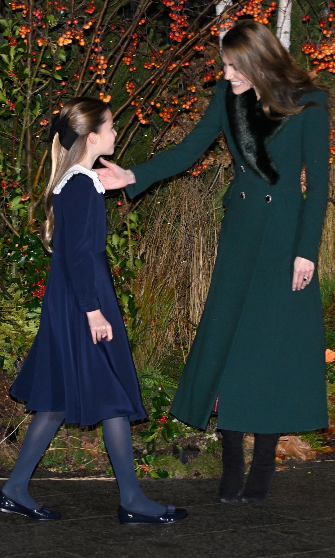 Catherine, Princesa de Gales, saluda al Príncipe Guillermo, Príncipe de Gales (izq.), al Príncipe Jorge de Gales y a la Princesa Carlota de Gales mientras asisten al servicio de villancicos 'Juntos en Navidad' en la Abadía de Westminster.