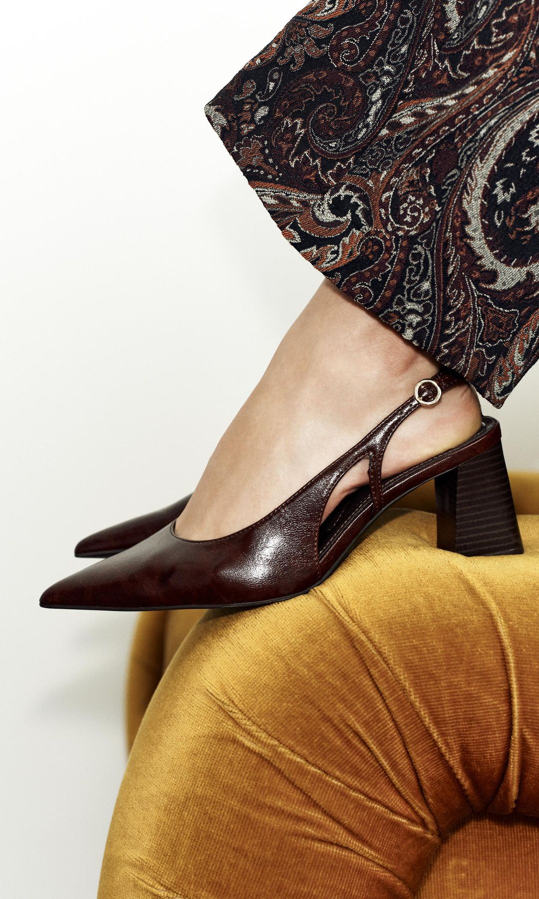 Zapato de tacón destalonado acharolado y marrón, de Zara