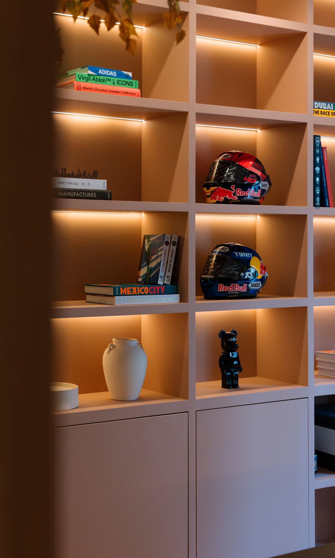 Librería con iluminación 