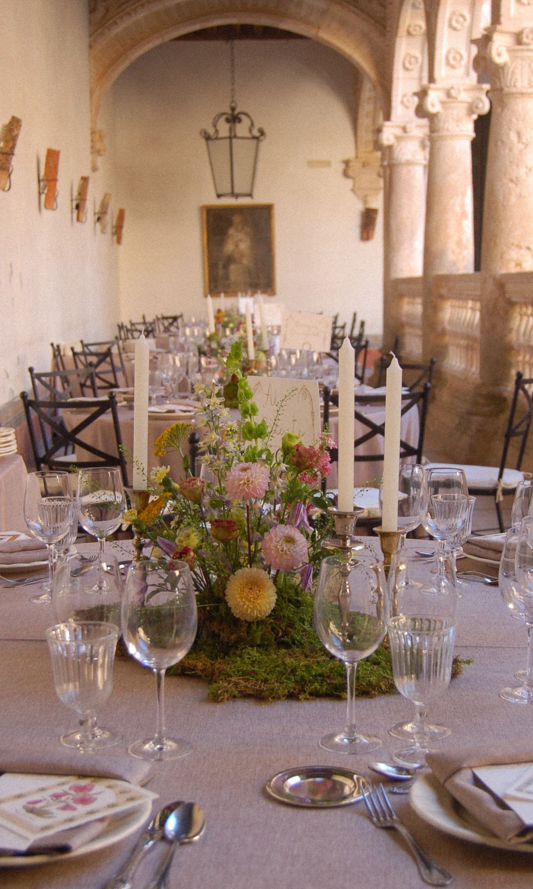 Flores de otoño para decoración de bodas dalias 