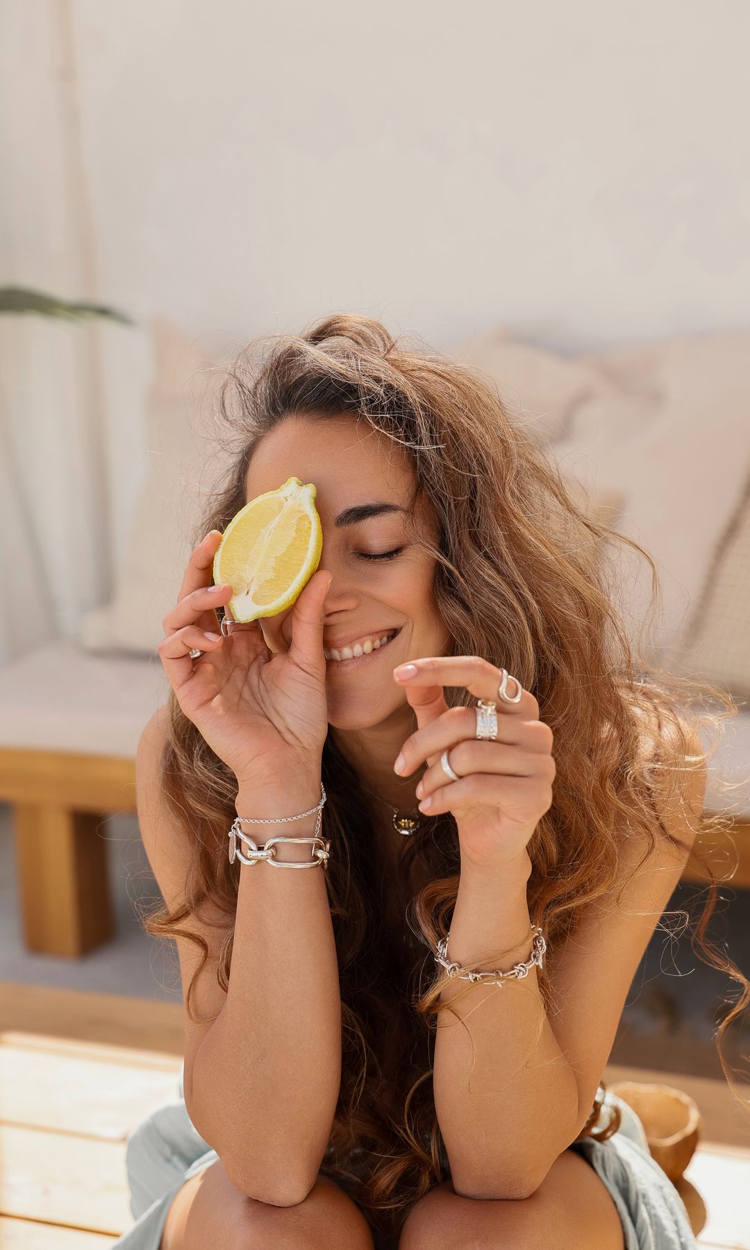 Mujer feliz con un limón