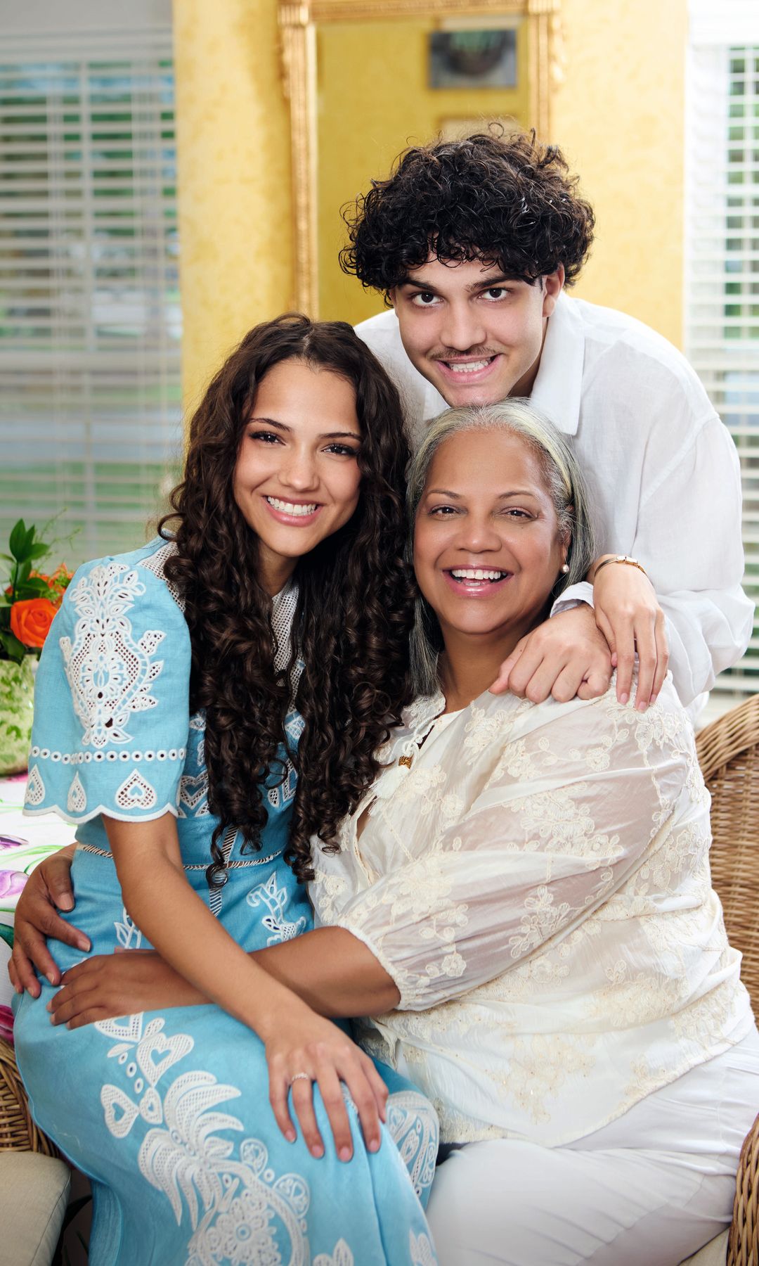Ronna Keitt, viuda del padre de Julio Iglesias, junto a sus hijos, Jaime (2004) y Ruth (2006). El doctor Julio Iglesias Puga falleció de un infarto el 19 de diciembre de 2005, a los 90 años, casi siete meses antes del nacimiento de su hija
