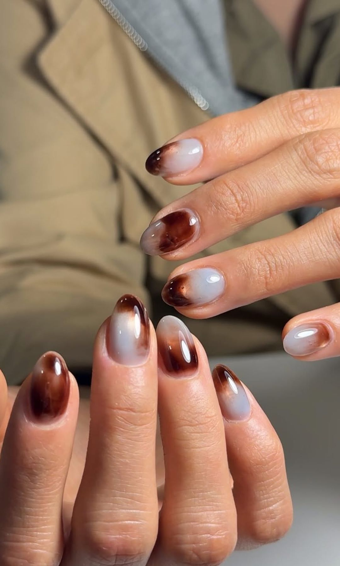 Manicura en tonos café