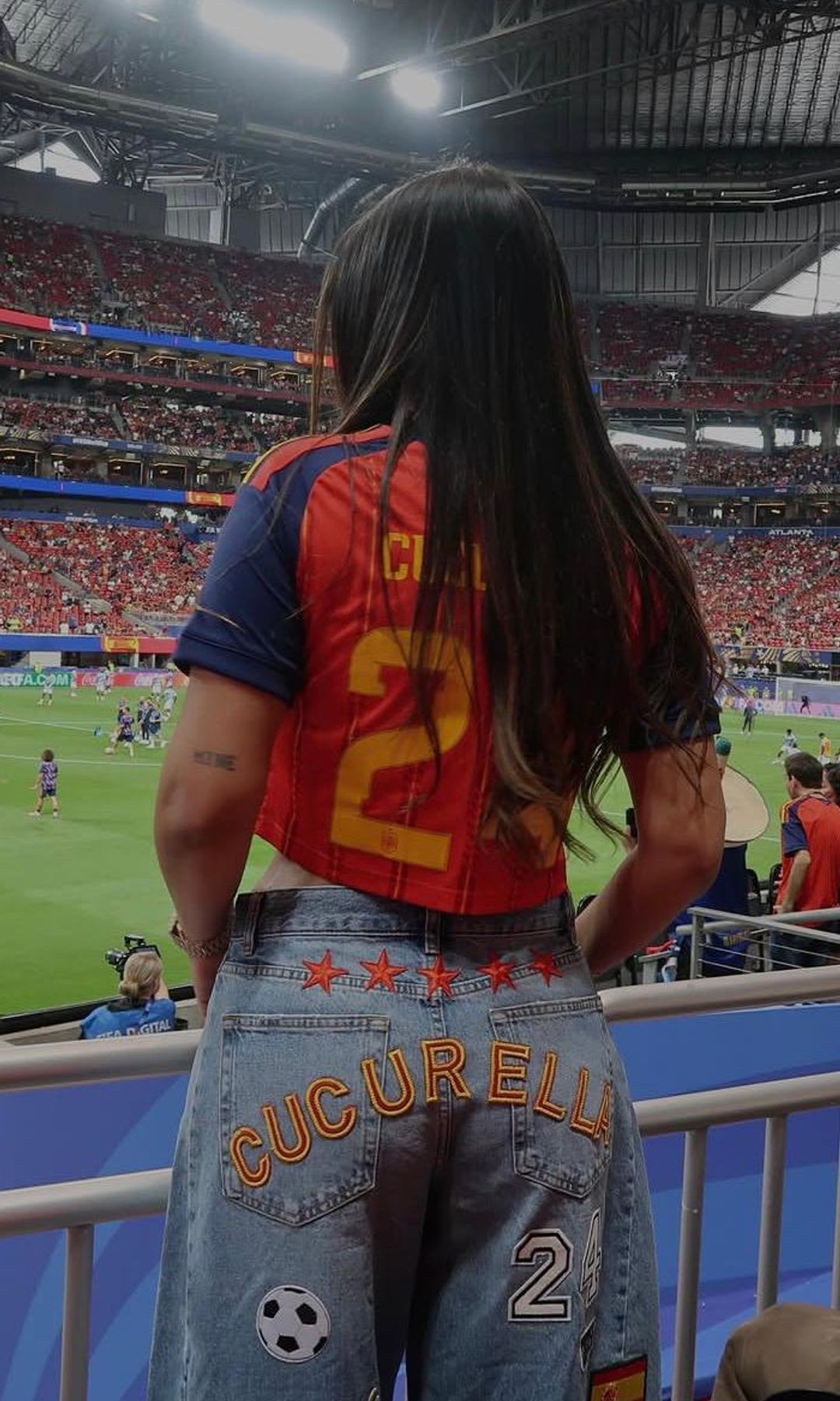 Claudia Rodríguez con pantalones personalizados en el estadio