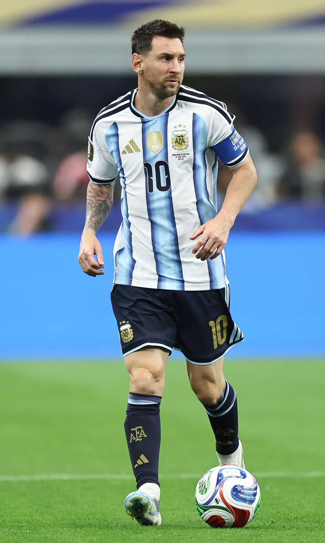 Leo Messi jugando en el campo de fútbol