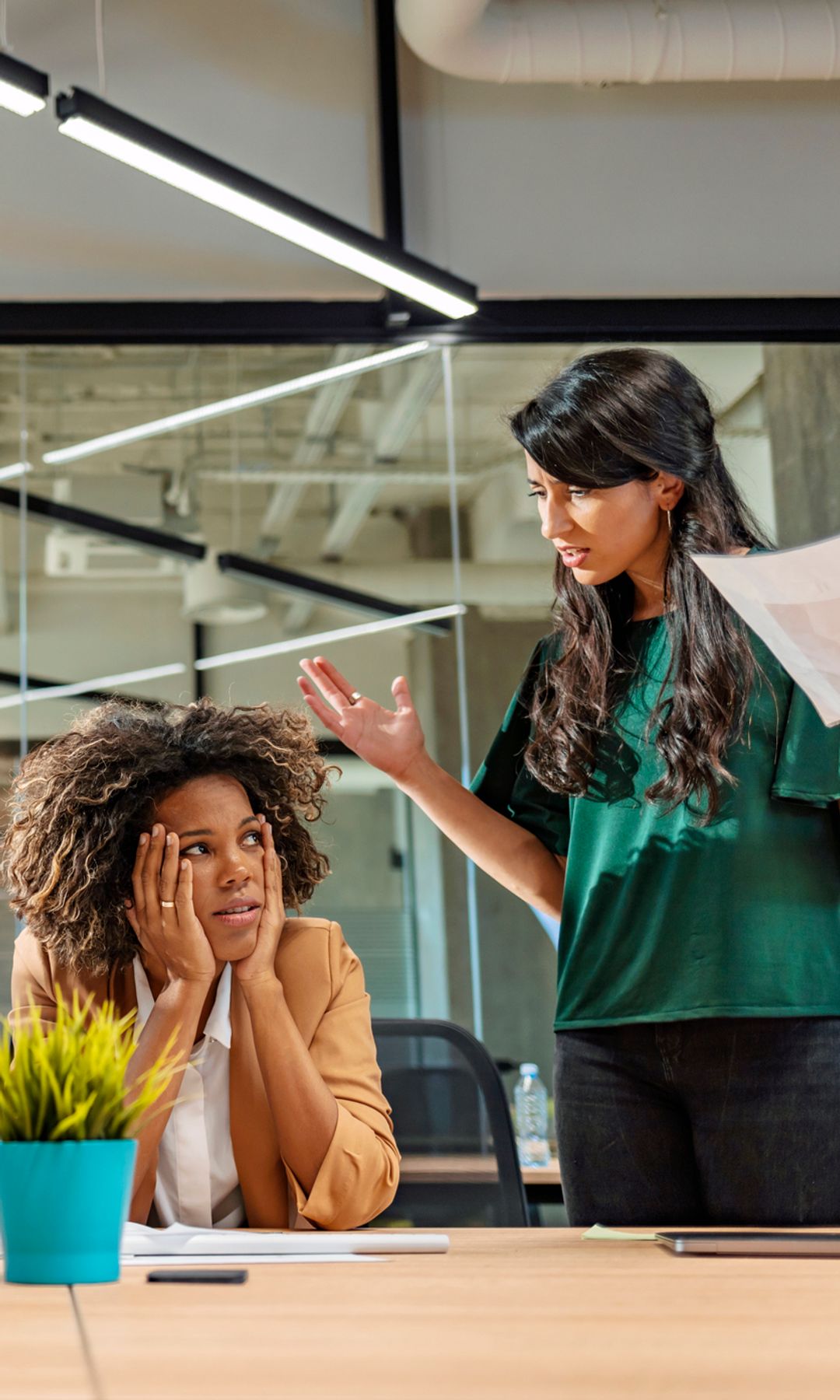 dos compañeras de oficina discutiendo