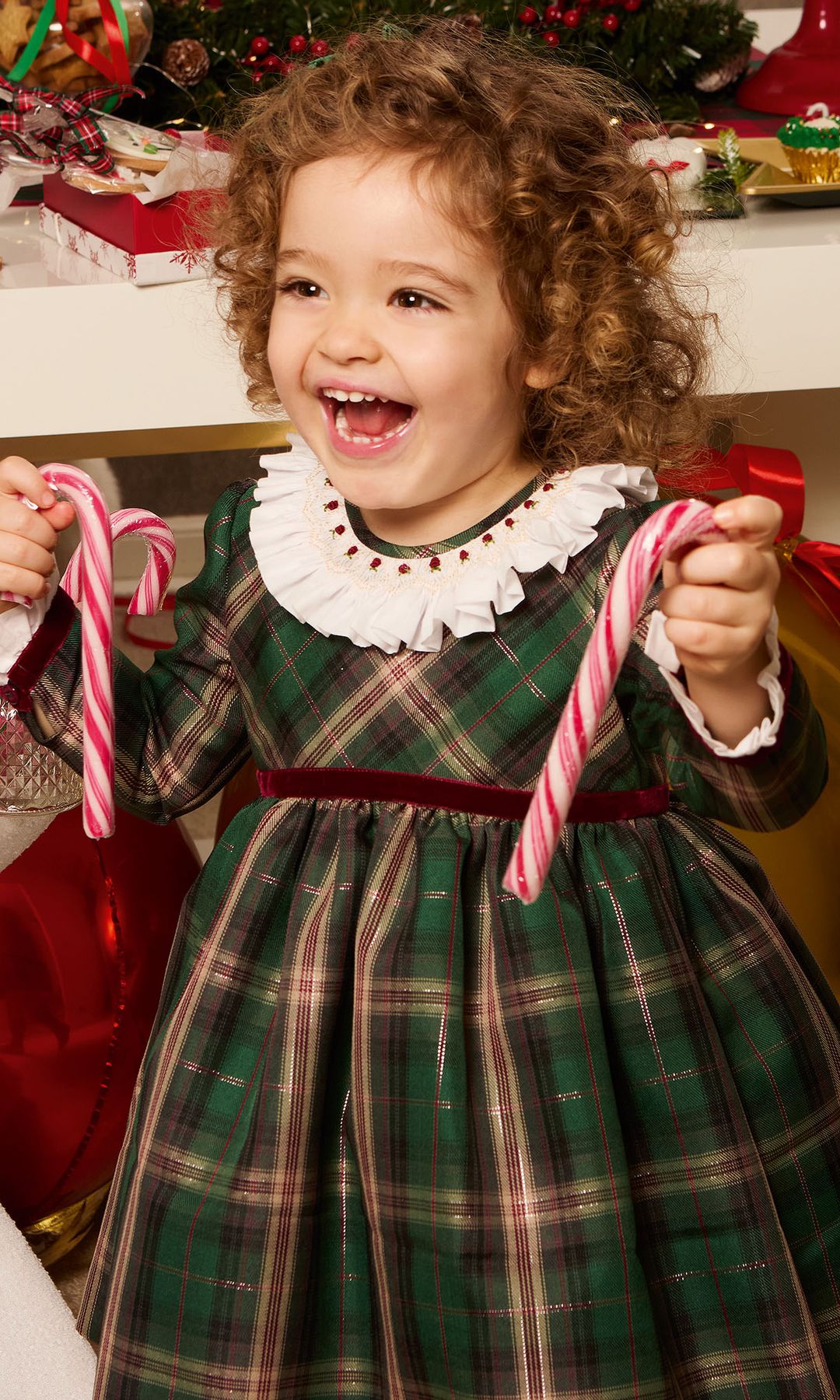 Anita con dos bastoncitos dulces en las manos