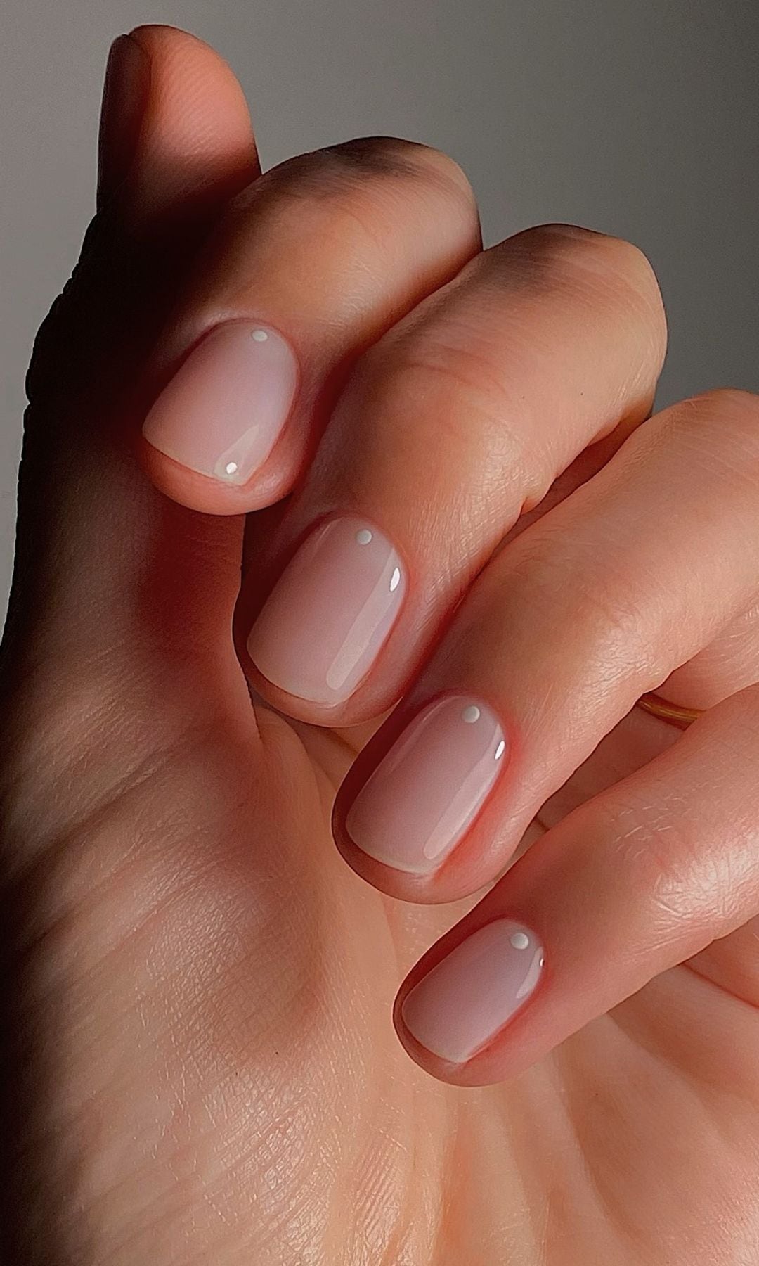 Manicura con detalle minimalista