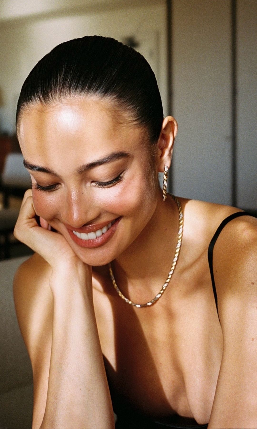 Kelsey Merrit con joyas de Tiffany, recogido hacia atrás y maquillaje fresco
