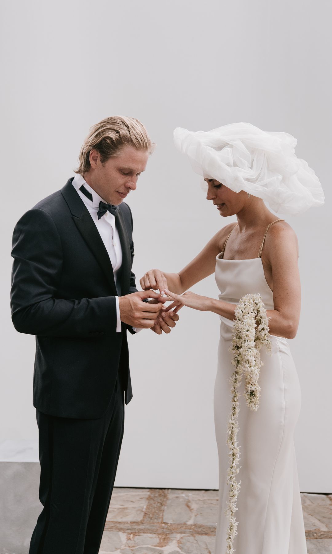 El momento del intercambio de las alianzas.
En lugar de un ramo de novia tradicional, Gala optó por una guirnalda de flores de jazmín