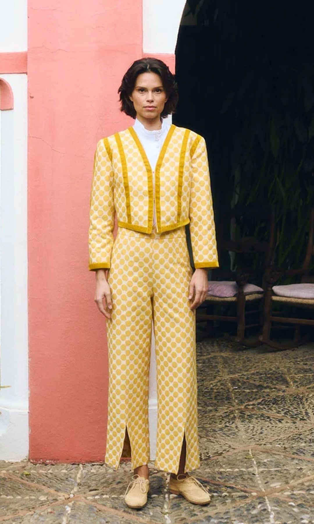 Pantalón amarillo con estampado de lunares, de Maria de la Orden