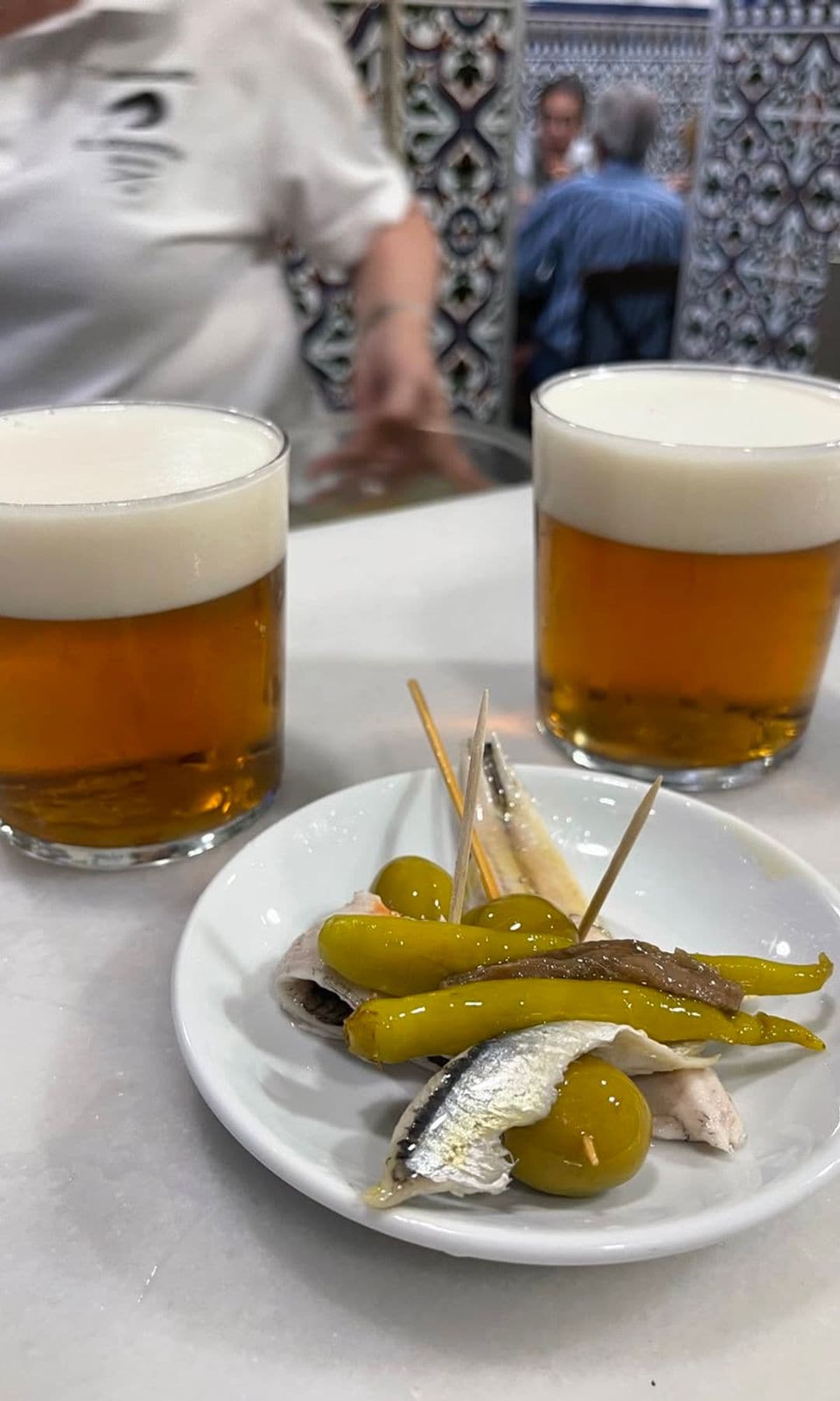 Cervezas y gildas en la taberna El Boquerón en Madrid